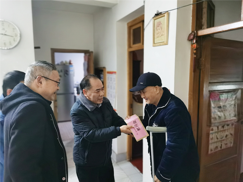 6��2��8����ʢϣο�ʵ�Ա����,�ּ��ж����ز���Ժ�ĸ�����_����_����.jpg